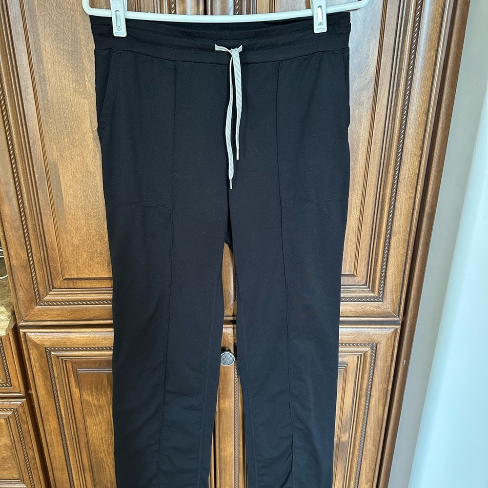 Vuori essential wide leg halo pant
